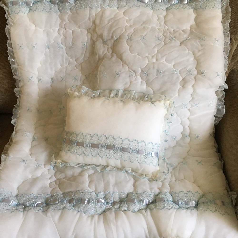 Quilt with matching pillow